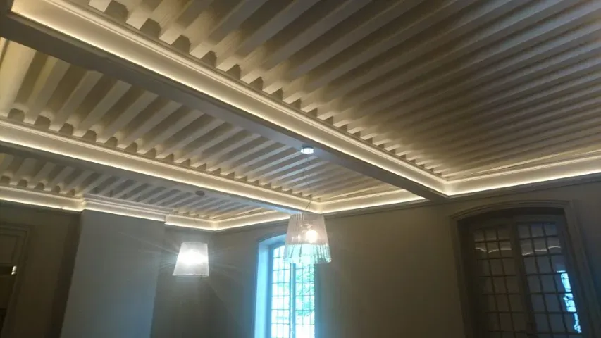 éclairage par ruban LED variable profilé aluminium et suspensio