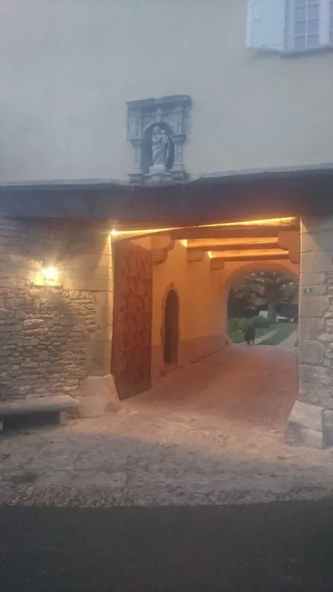 éclairage par ruban LED cimaise bois